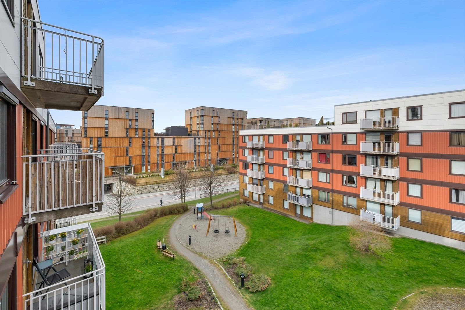 Vestvendt balkong med gode sol- og utsiktsforhold. Det er luftig mellom byggende med et pent opparbeidet fellesområdet. Galleribilde