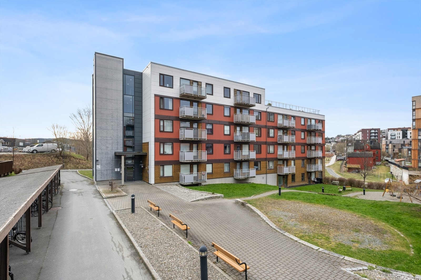 Leiligheten skiller seg ut med et usedvanlig godt bo-økonomisk regnestykke, hvor utleiedel dekker store deler av felleskostnaden, som inkluderer strøm, fjernvarme, kommunale avgifter, tv/internett og drift/vedlikehold . Galleribilde