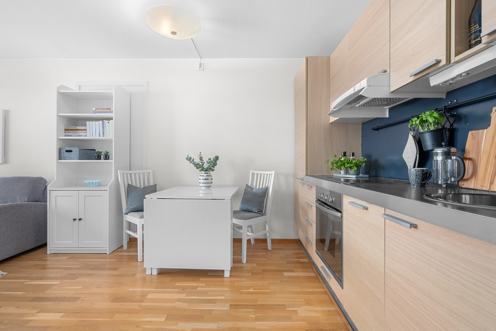 Kjøkkenet har godt med skap- og benkeplass, samt integrerte hvitevarer som kombiskap, oppvaskmaskin, platetopp, stekeovn og ventilator. Galleribilde