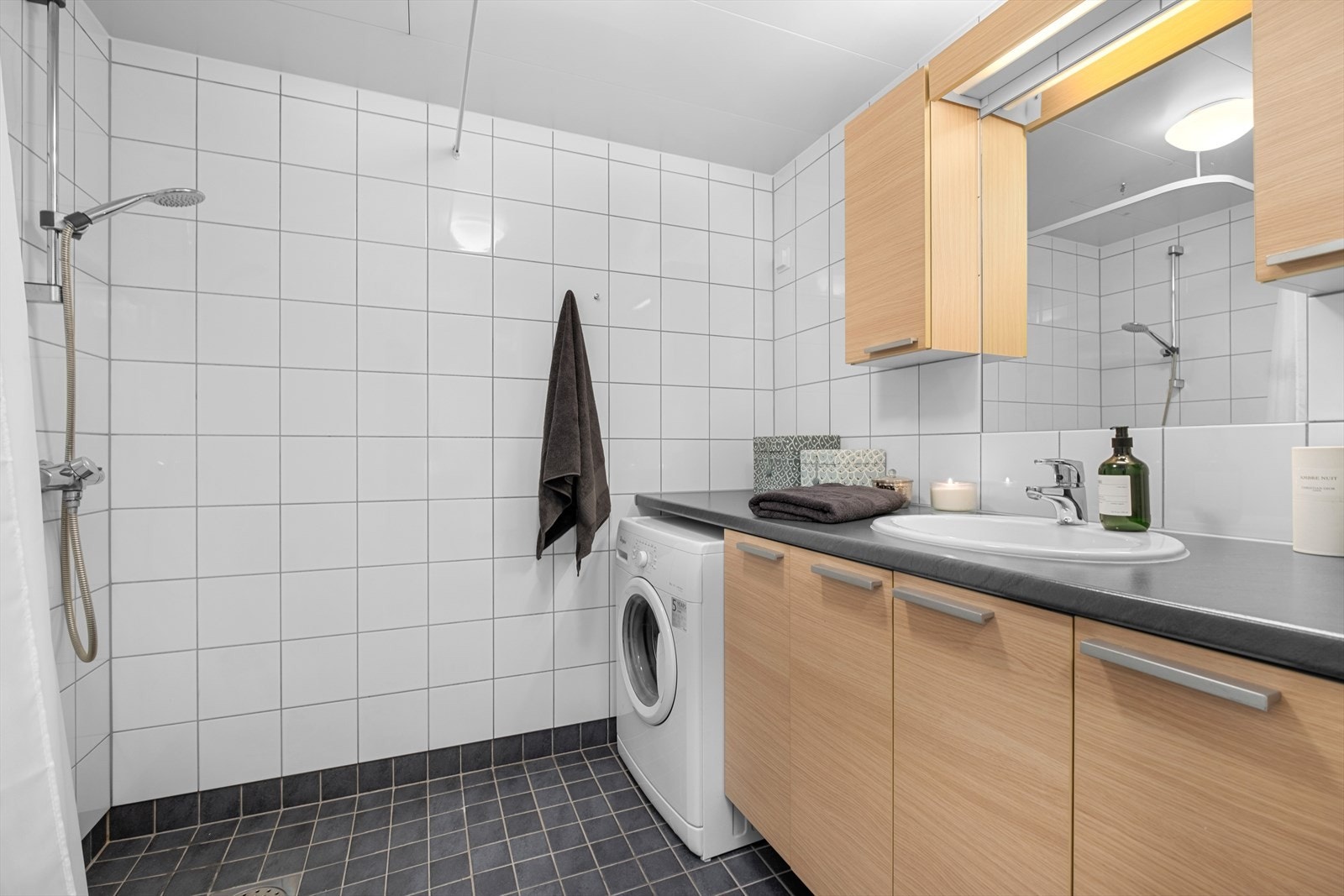 Delikat og flislagt baderom på gode 4m². Det er selvsagt behagelig gulvvarme som varmekilde. Her får du også stilig innredning fra italienske Aran. Galleribilde