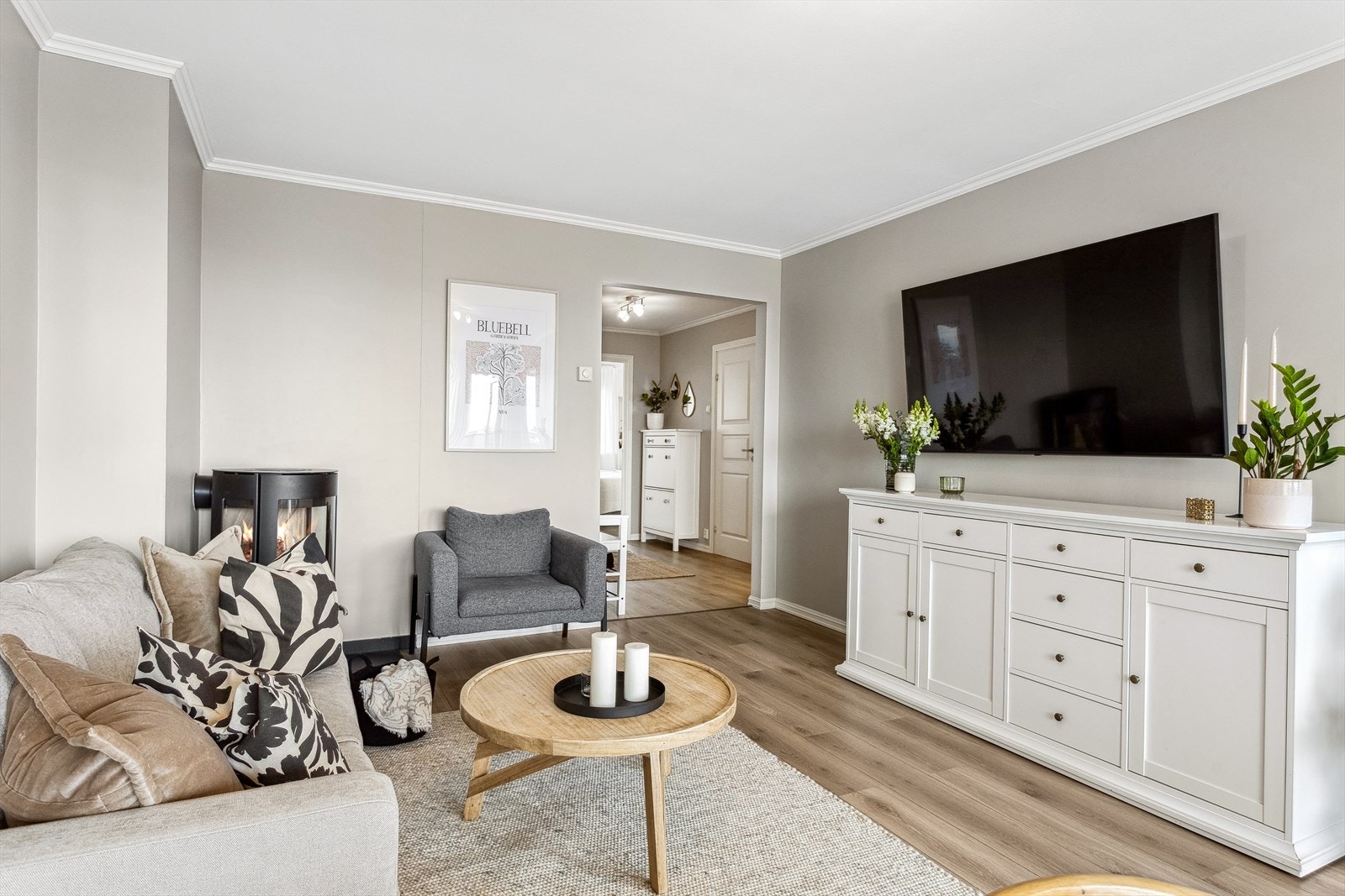 Stuen har malte vegger og laminat på gulv. Galleribilde