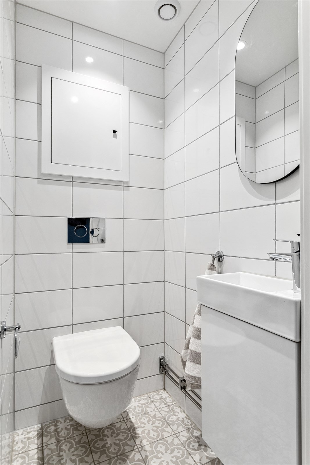 Adskilt toalettrom med behagelig gulvvarme og vegghengt klosset med innebygget sisterne. Galleribilde