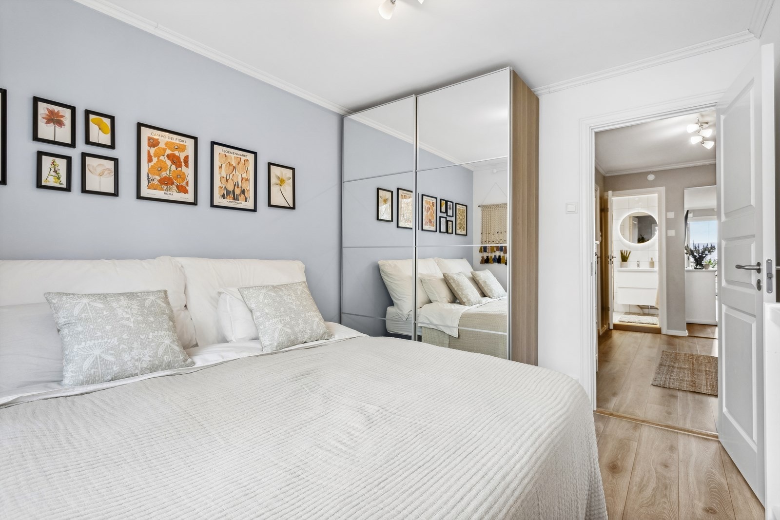 Soverommene er malt i delikate farger med laminat på gulv. Galleribilde