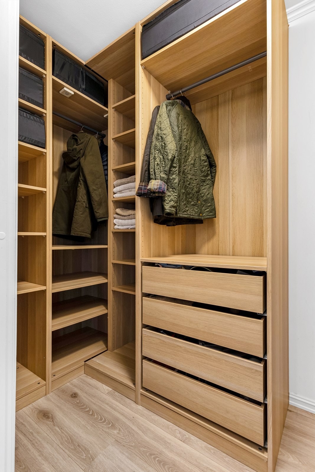 Praktisk intern bod for ekstra lagringsplass. Brukes i dag som walk-in closet. Galleribilde