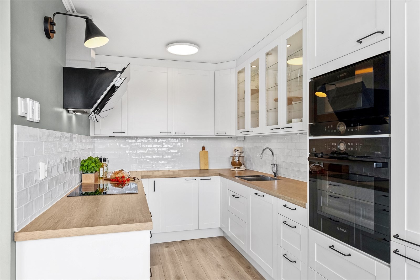 Kjøkkenet er utstyrt med integrerte hvitevarer som stekeovn, oppvaskmaskin, mikrobølgeovn og kjøl/frys. Galleribilde