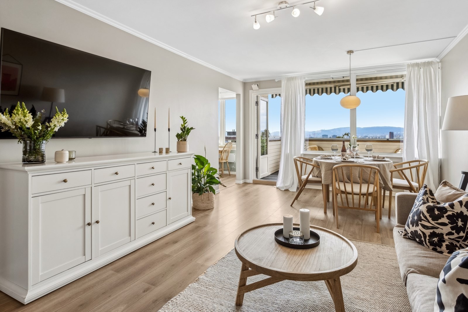 I stuen er det god plass til sofagruppe med tilhørende møblement og en hyggelig spiseplass. Galleribilde