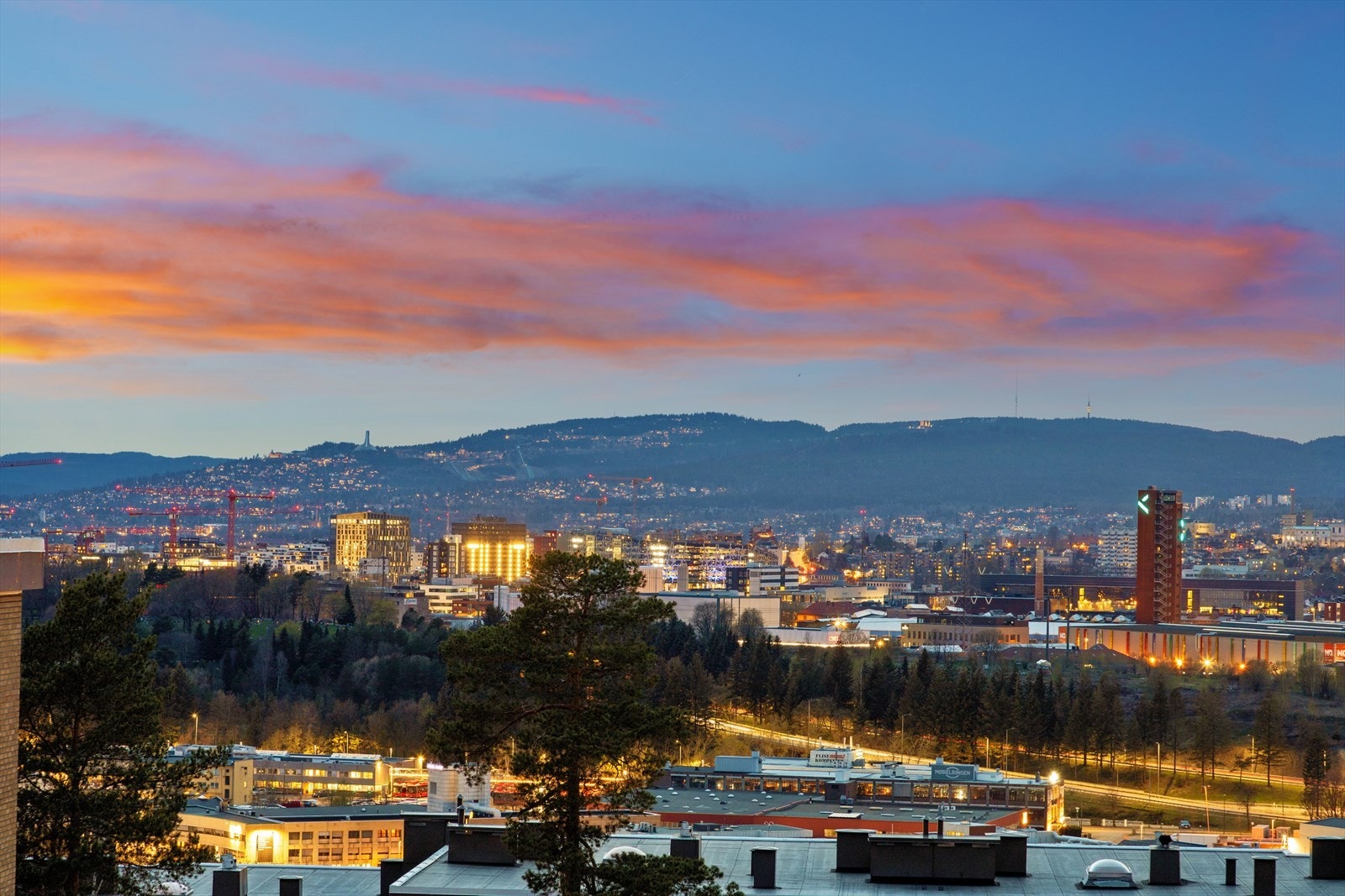 Det er en fantastisk utsikt over Oslo fra balkongen i leiligheten. Galleribilde