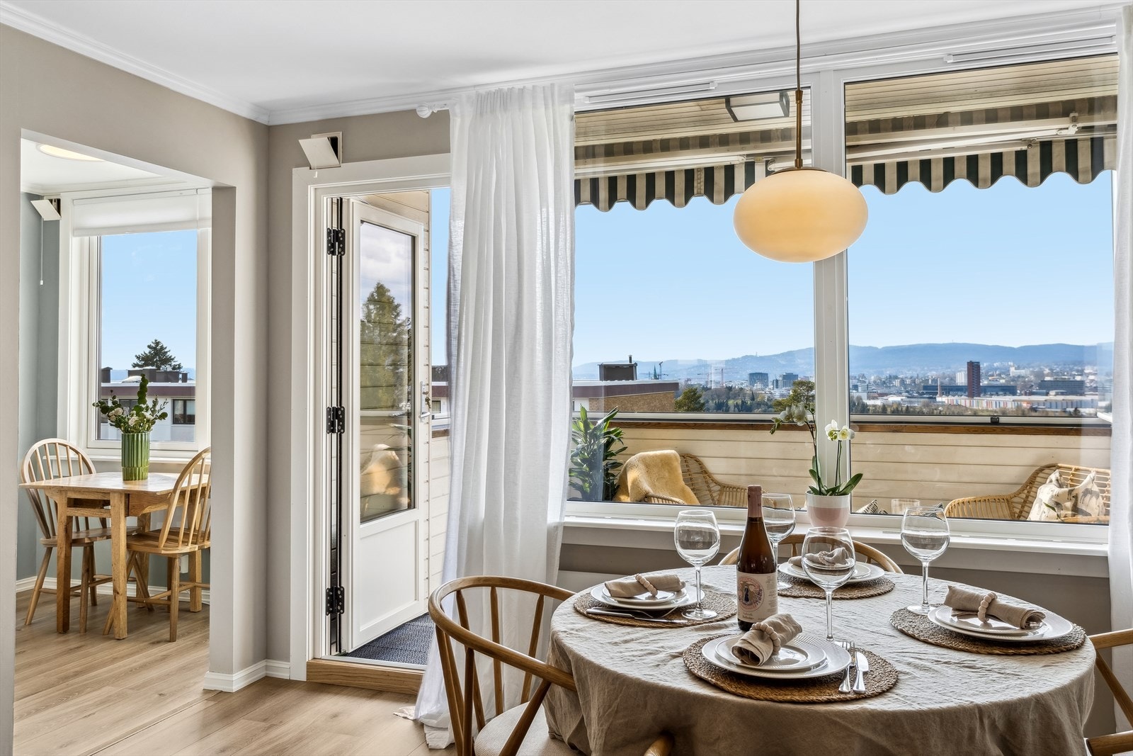 Utgang til innglasset balkong på ca 8 m² med deilige solforhold. Galleribilde