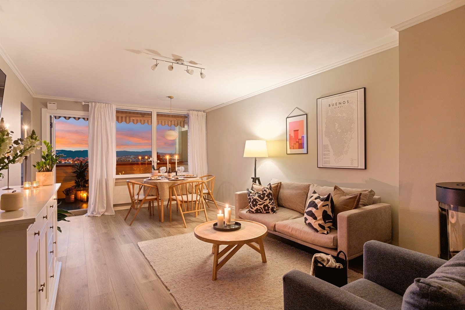 Lun og stemningsfull kveldsstemning i stuen. Galleribilde