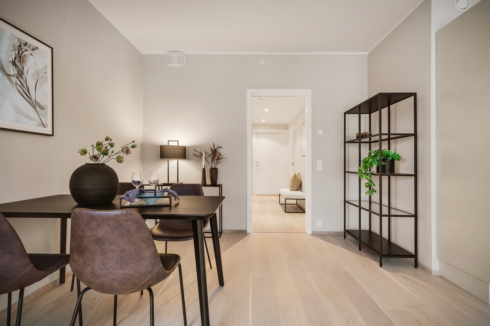 - Oppvarming via vannbåren varme lagt i gulvet i stue, kjøkken og gang - Galleribilde