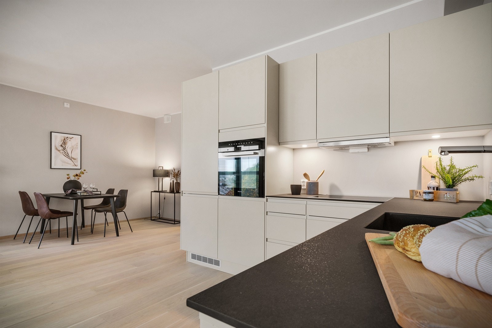 - Kjøkkenet er i en tradisjonell L-form og byr på rikelig med skap- og skuffeplass, samt gode overflater for matlagingen - Galleribilde