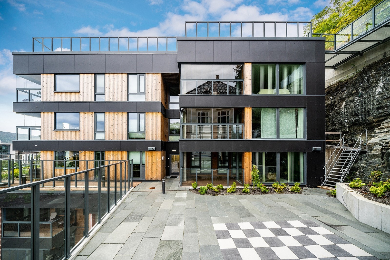 - I tillegg til din helt egne og private balkong, har beboerne i sameiet tilgang til hele 2 takterrasser med nydelig sol- og utsiktsforhold - Galleribilde