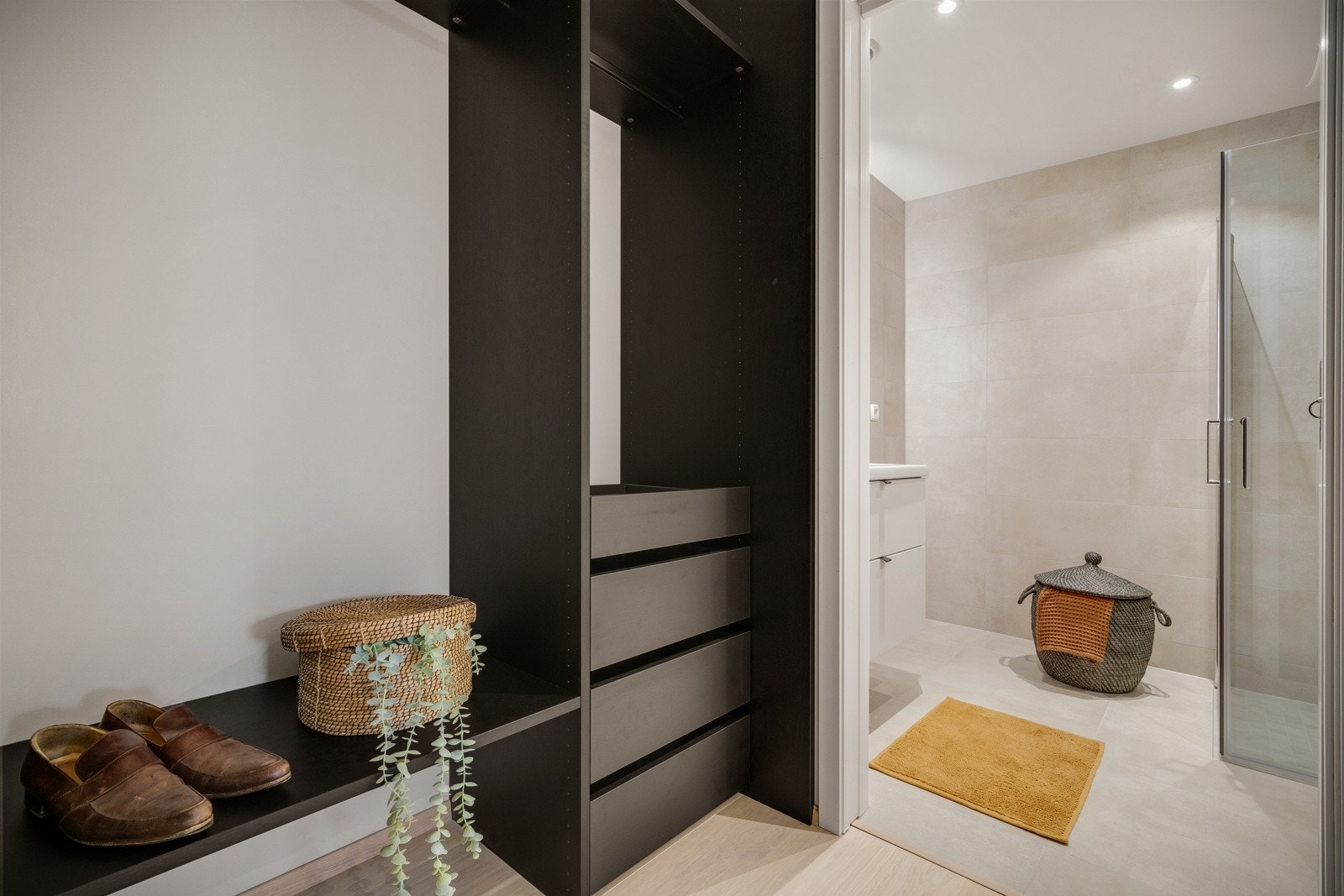 - Fra garderoben har man direkte tilkomst til badet - Galleribilde