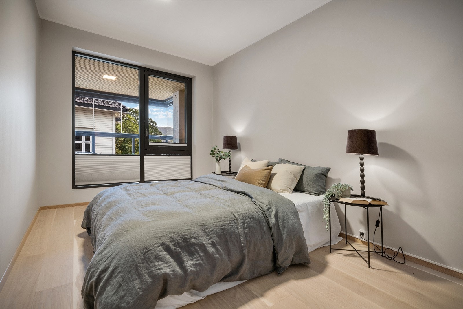 - "En suite" løsning med privat bad og "walk in" garderobe for komfort og bekvemmelighet - Galleribilde