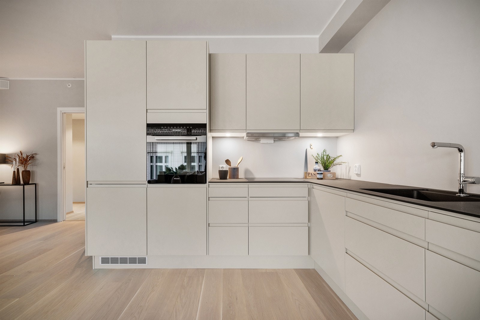 - Komplett levert med fullintegrerte hvitevarer fra Miele bestående av komfyr i høyskap, induksjonstopp, oppvaskemaskin og kombiskap kjøl/frys - Galleribilde