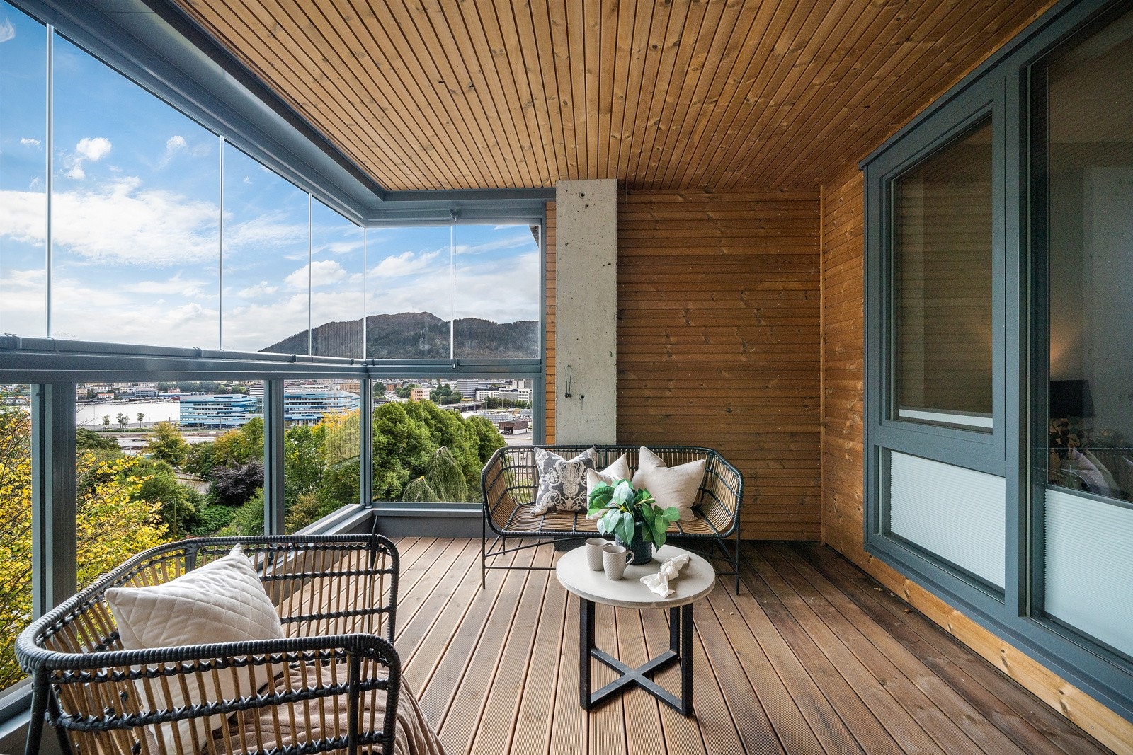 - Romslig og meget funksjonell balkong med skjermglass, utelys og stikkontakt - Galleribilde