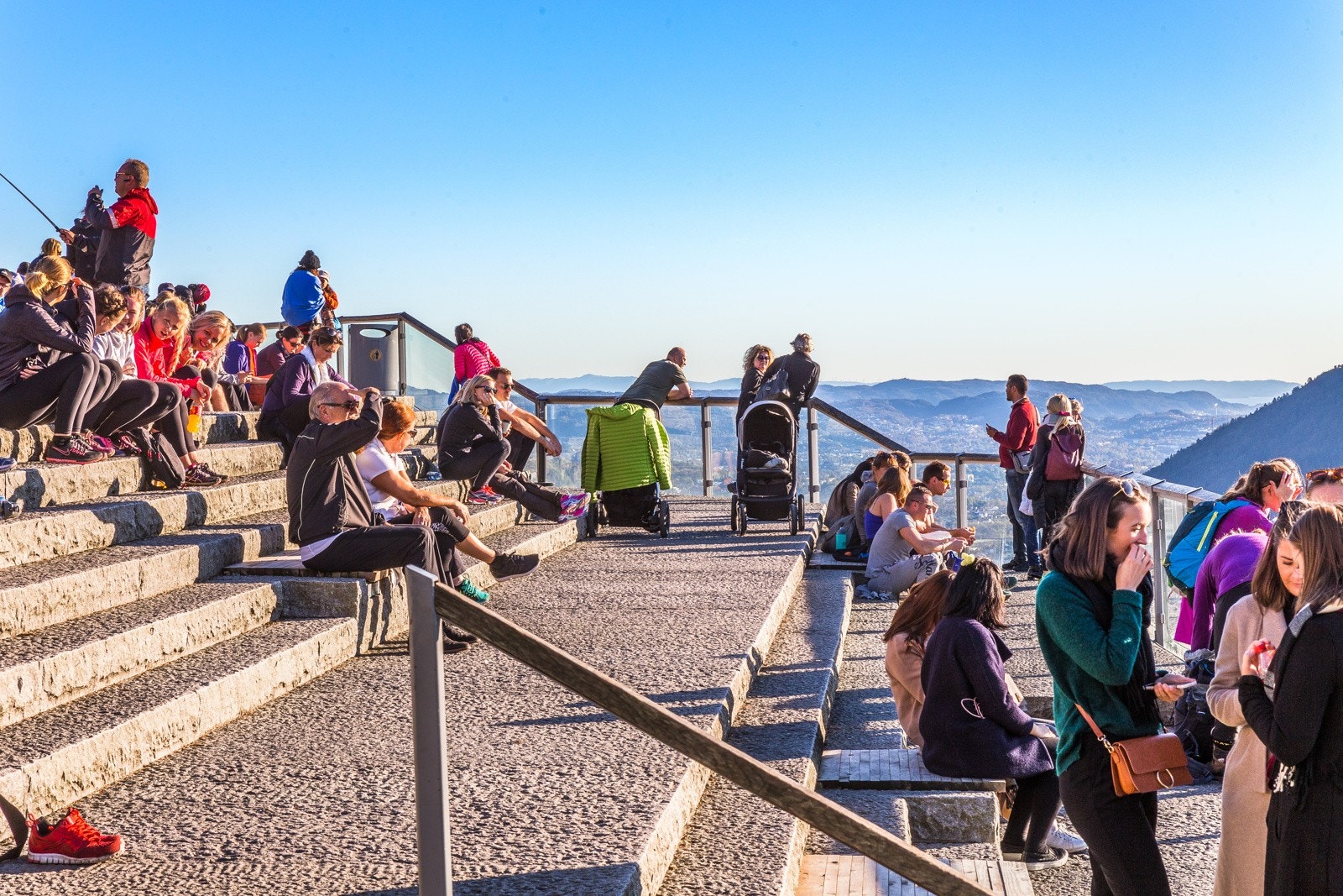 - Nyt utsiktspunktet fra Fløyen, enten om du velger å gå opp eller tar banen - Galleribilde