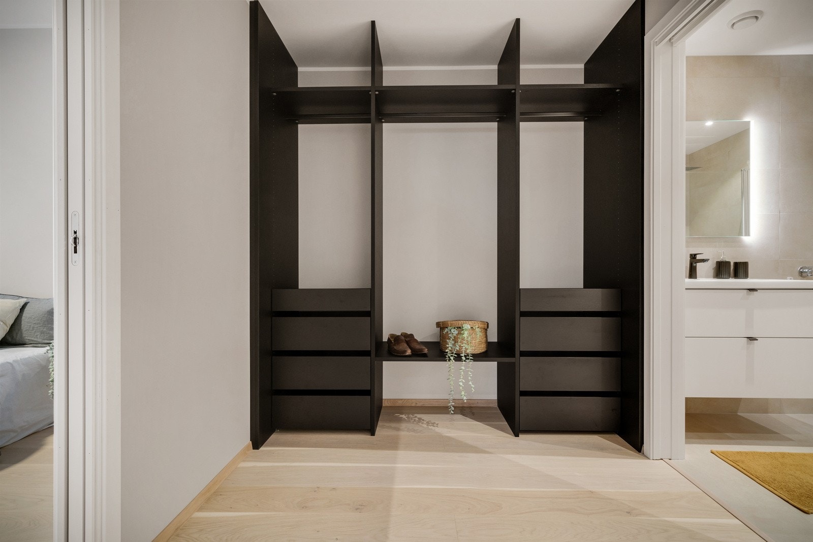 - Plassbygget garderobe med rikelig plass til alle sesongens kolleksjoner - Galleribilde