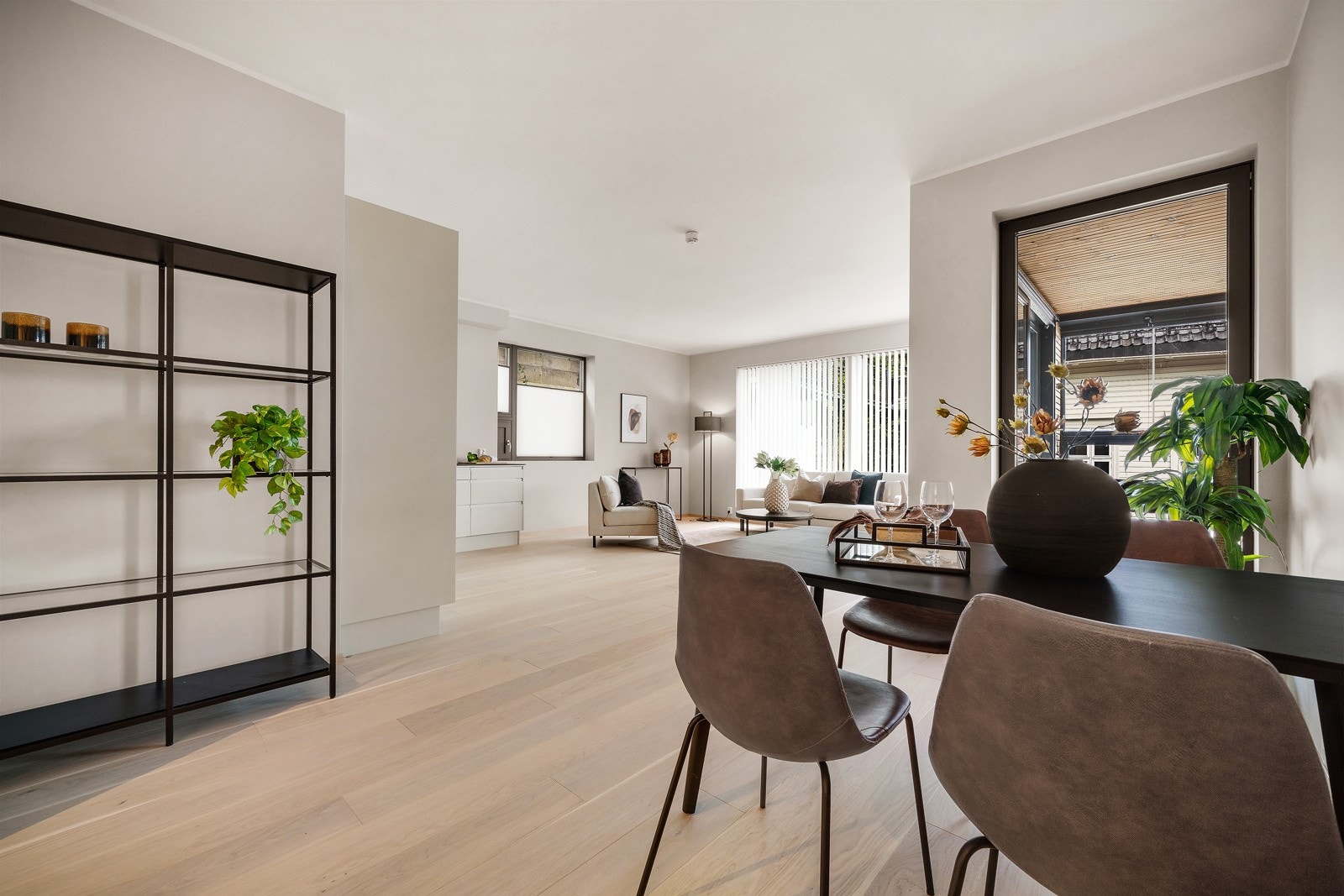 - Her er det god plass til både spise- og sofagruppe i de ulike brukssonene - Galleribilde