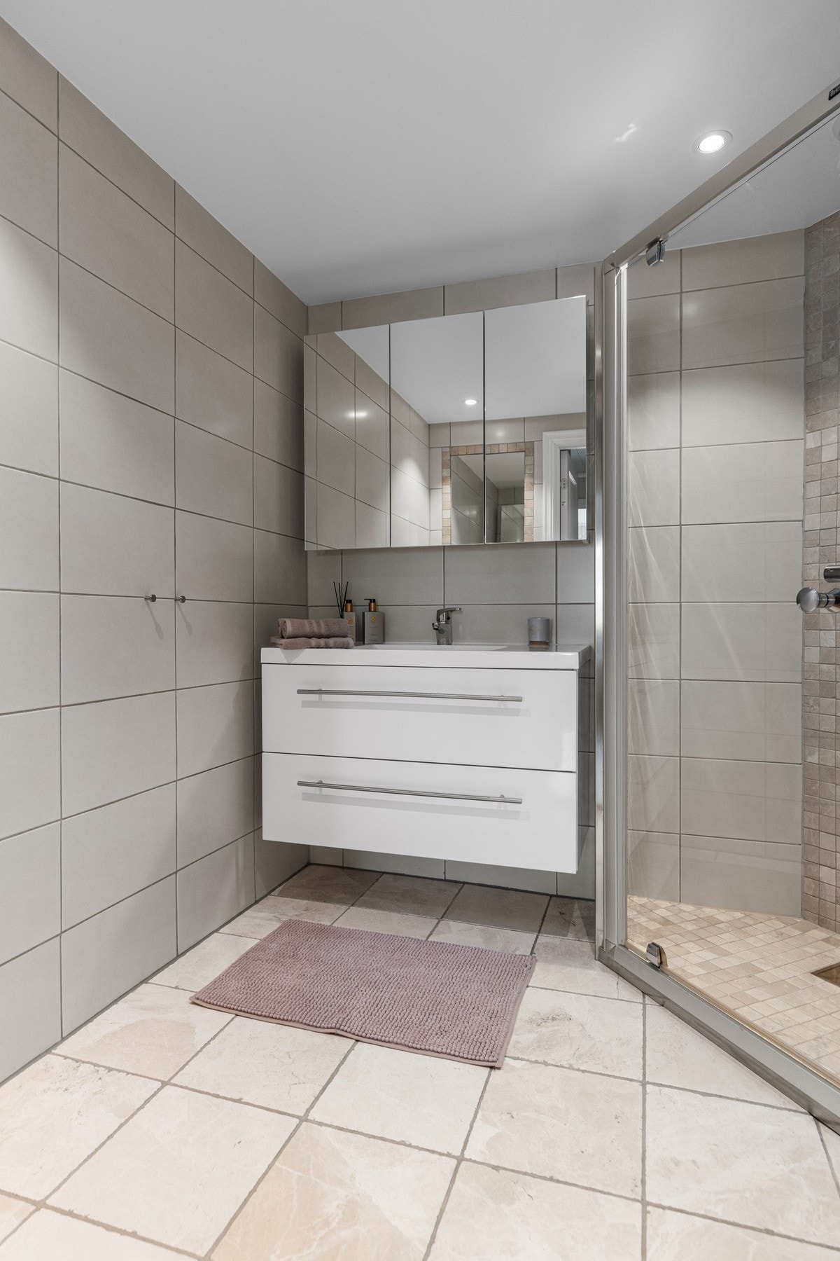Meget flott bad på 4 kvm. Badet er fra 2009 og har lekre fliser med elektriske varmekabler i gulv. Galleribilde