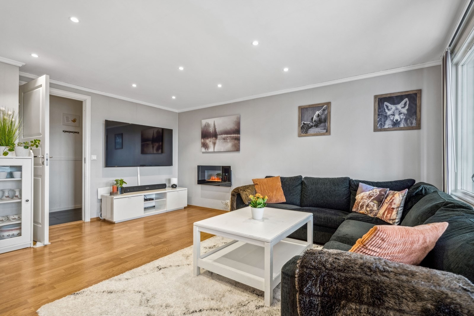 Stuen er lys og luftig med god plass til sofa, TV-benk og stue bord Galleribilde