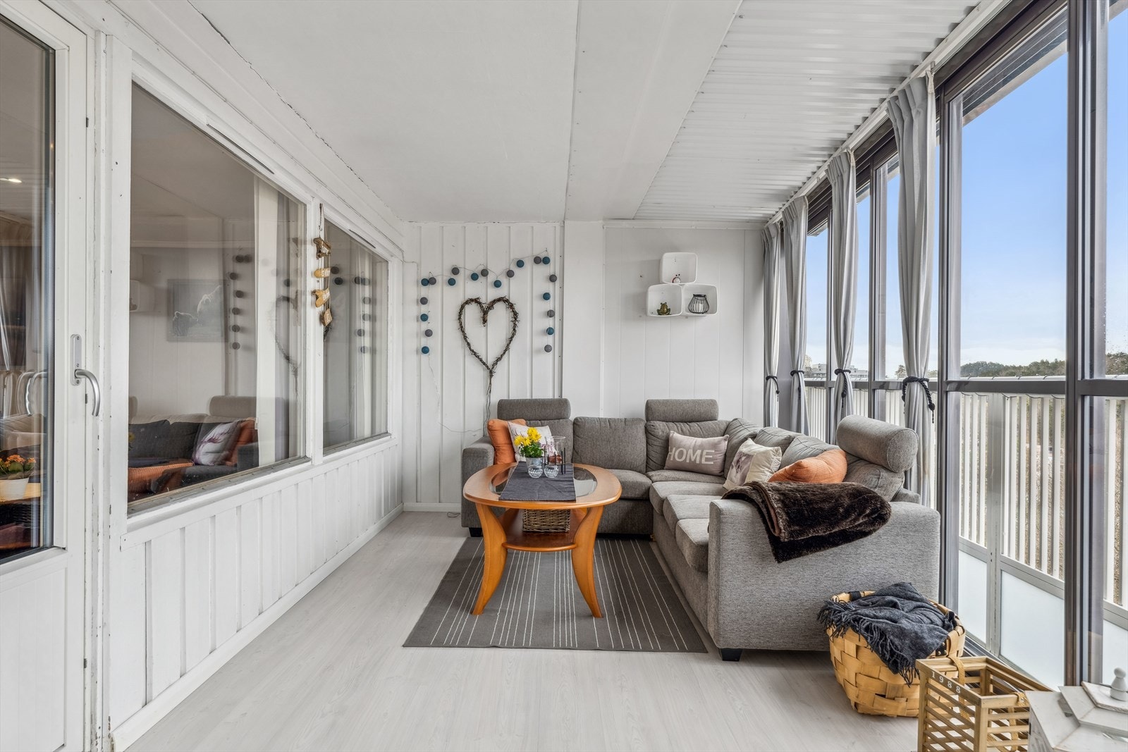 Det er god plass til sittegruppe og annet tilhørende møblement på balkong Galleribilde
