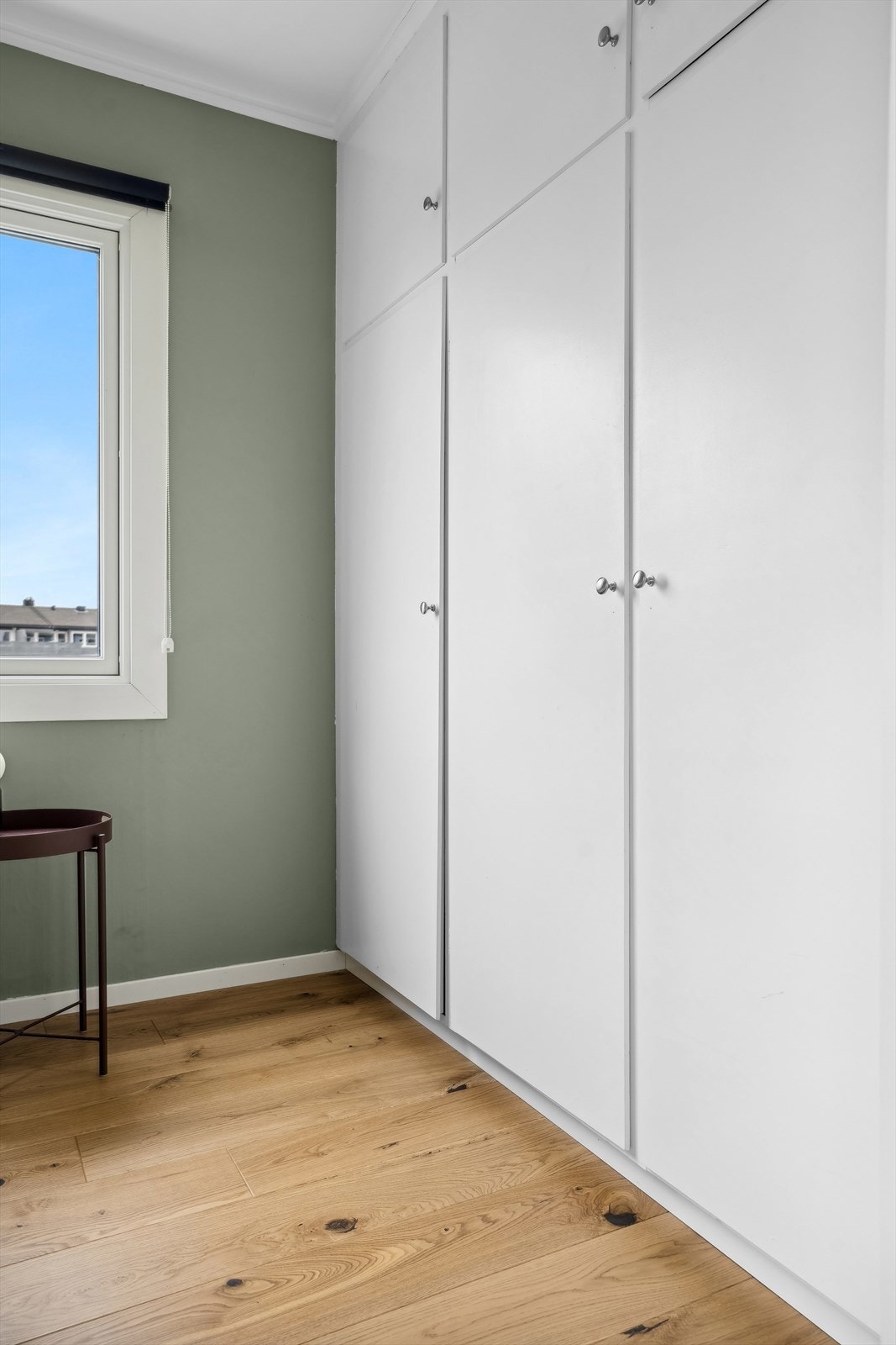 Soverommet har en stor innebygget garderobe Galleribilde