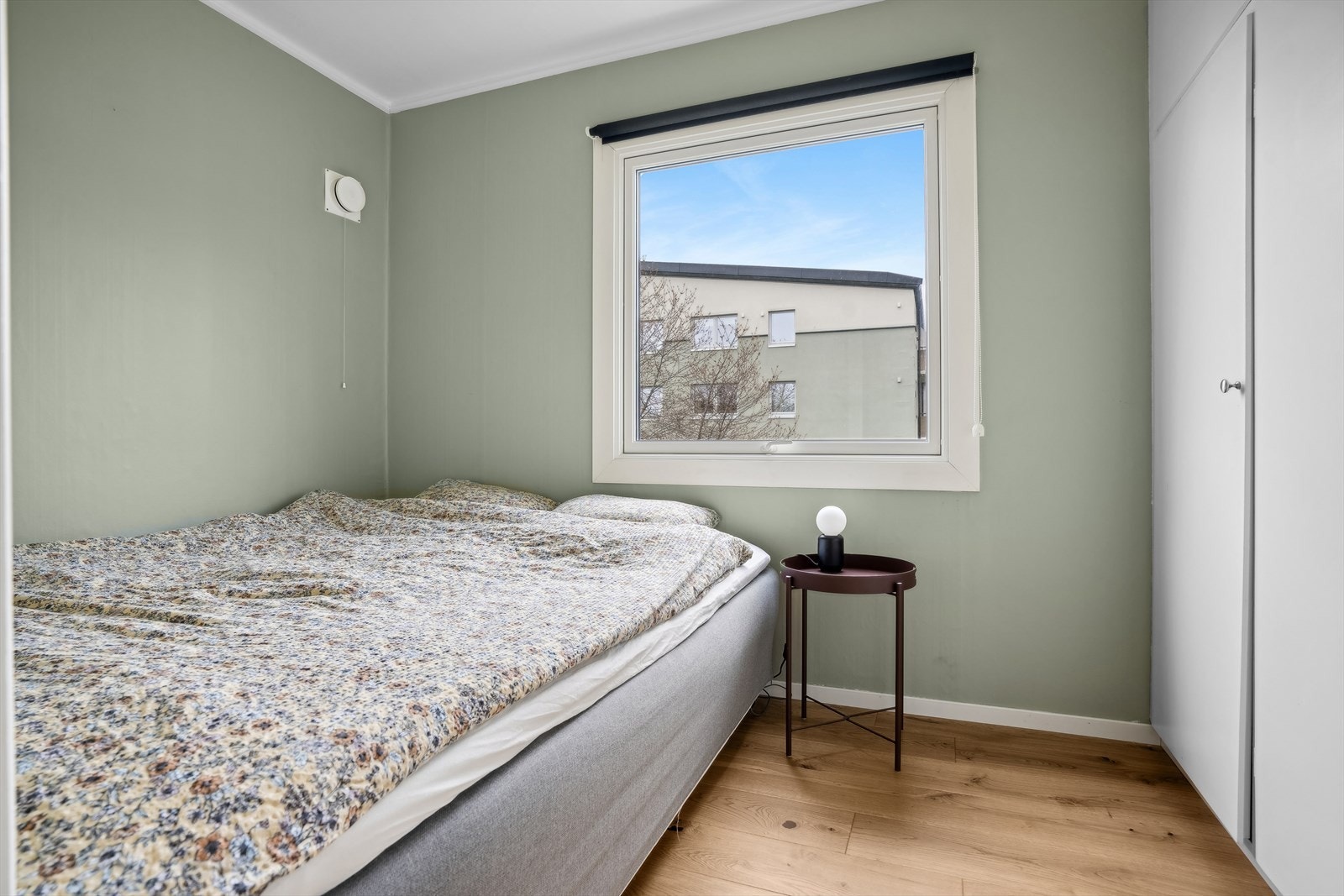 Soverom med flott parkett og moderne fargevalg Galleribilde