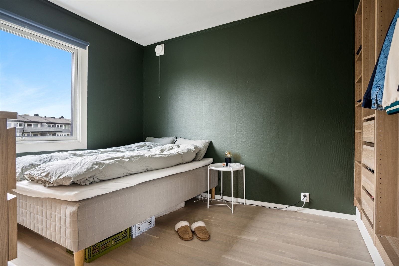 Hovedsoverom av god størrelse med oppgradert gulv og åpen garderobeløsning Galleribilde