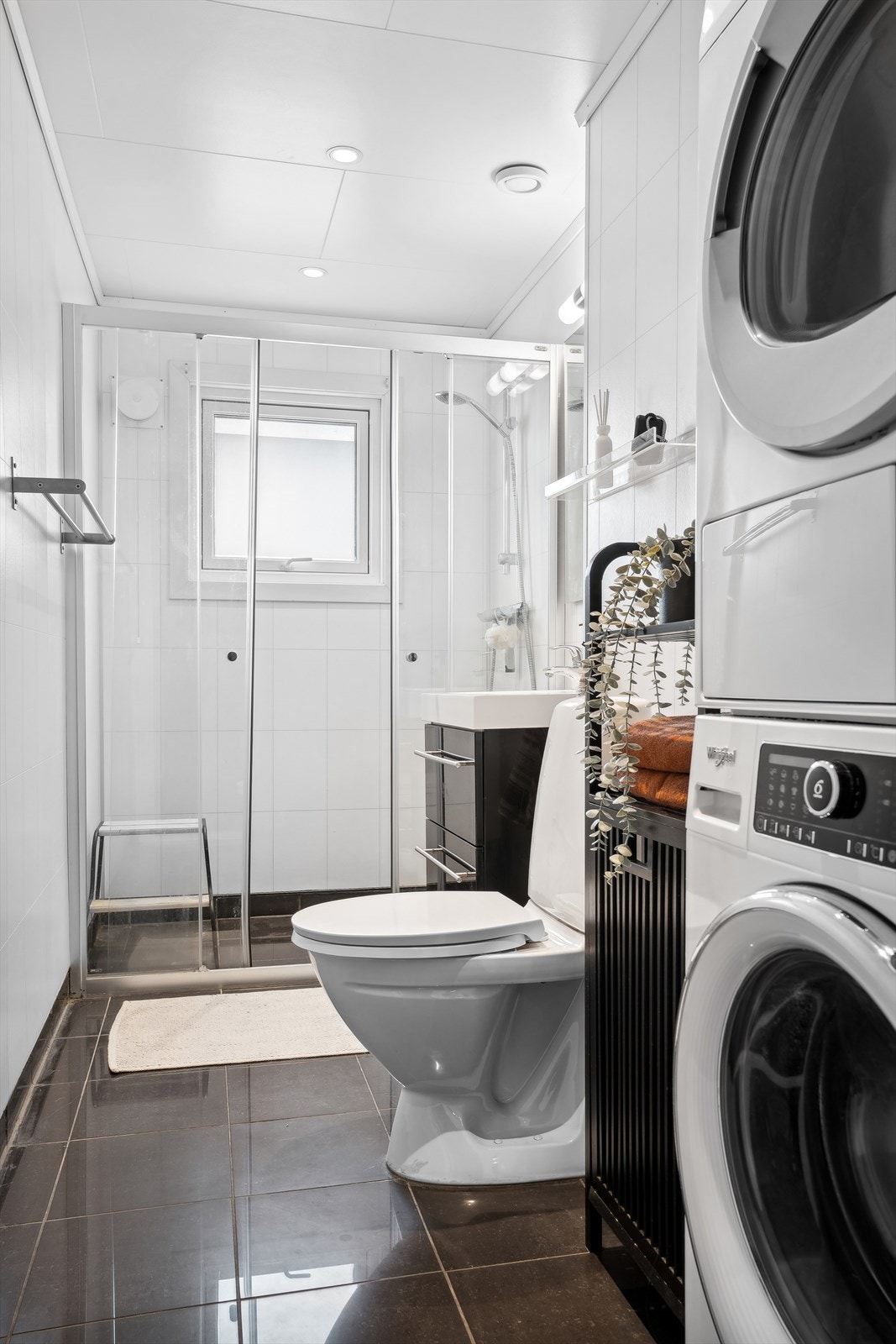 Baderom oppgradert 2013 med varmekabler, stor dusjsone, servant, speil og opplegg for vaskemaskin Galleribilde