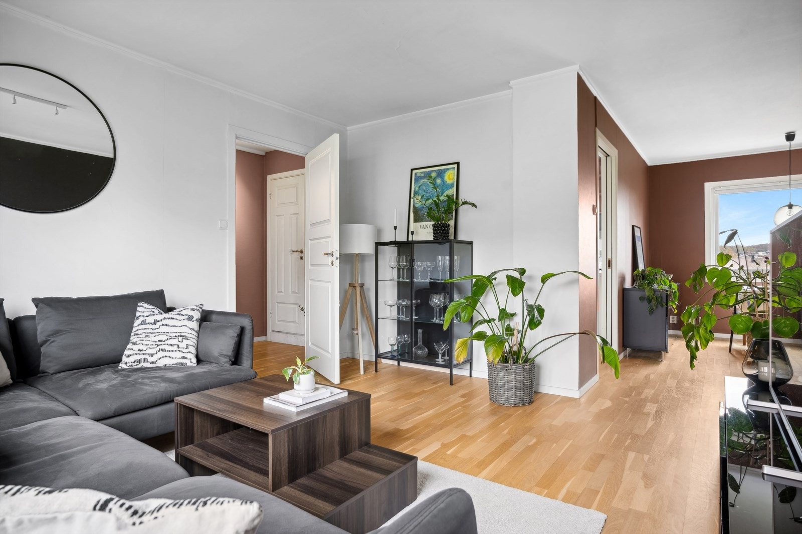 En romslig stue av fin størrelse med flere møbleringsmuligheter Galleribilde