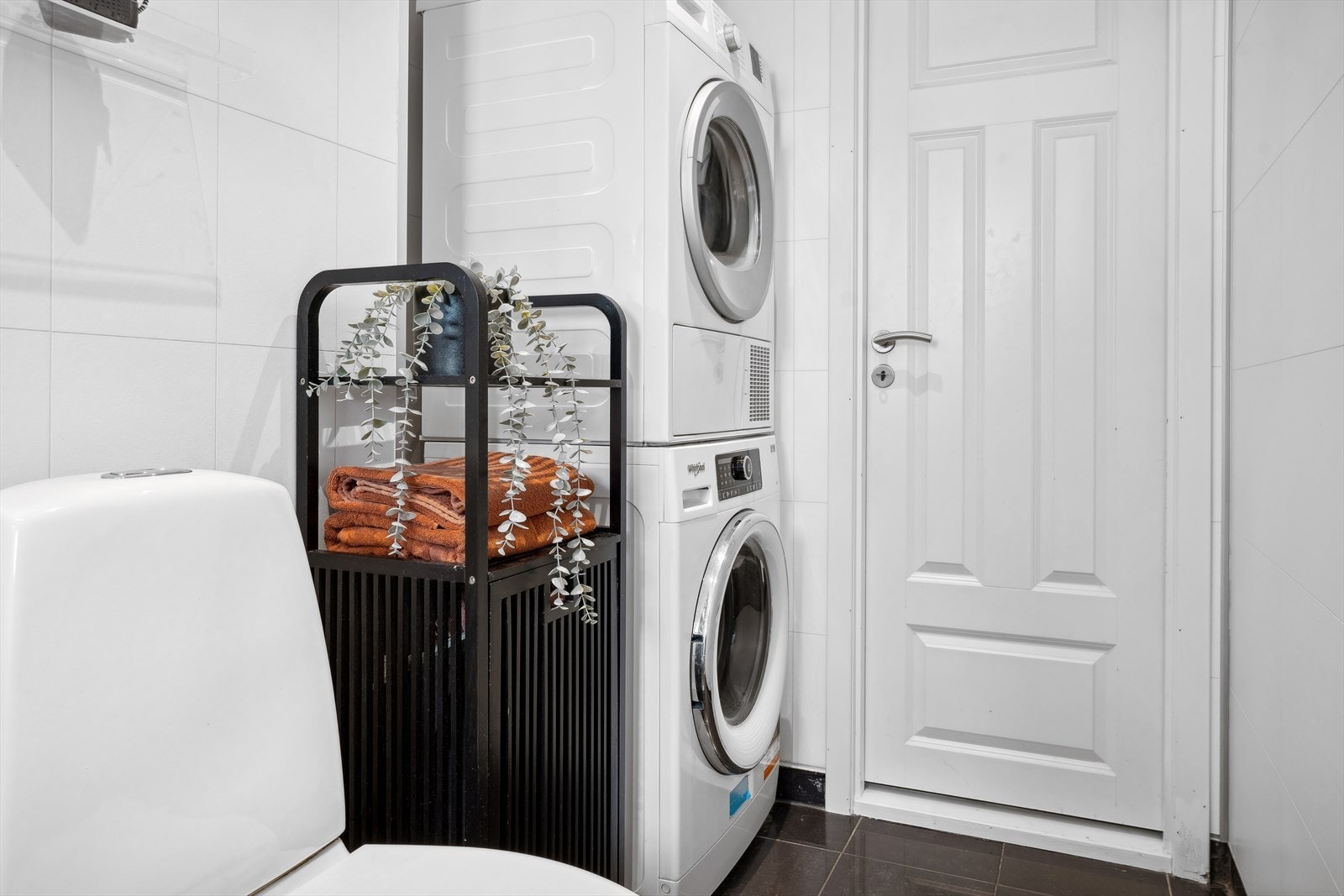 Det er plass til både vaskemaskin og tørketrommel Galleribilde