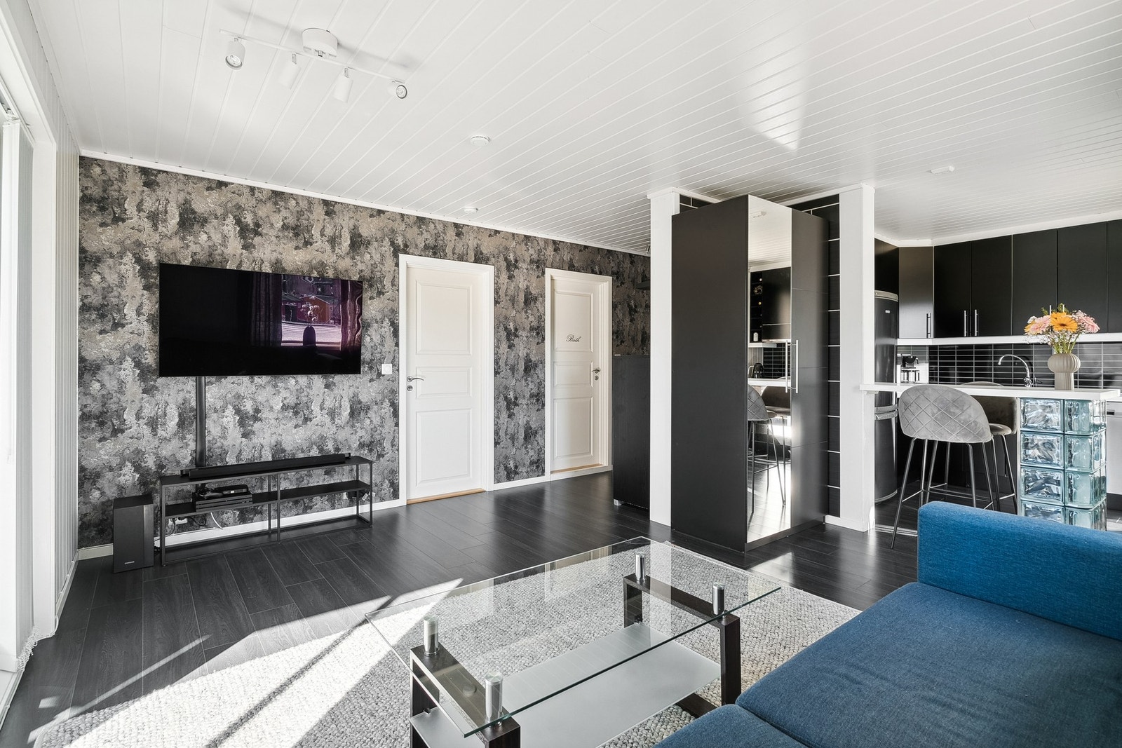 Åpen løsning med stue og kjøkken. Galleribilde