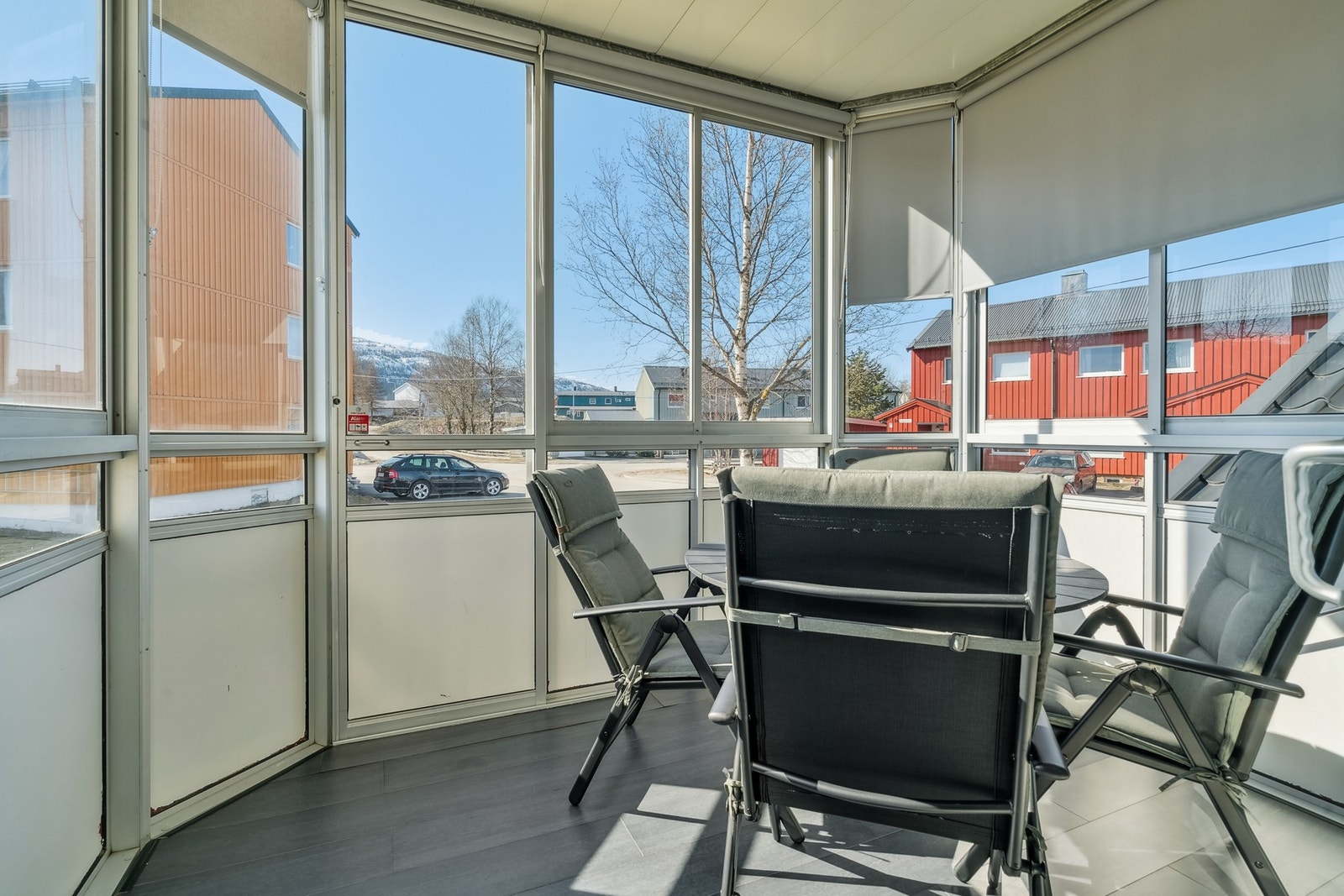 Innglasset balkong. Her kan man åpne glassfeltene etter eget ønske. Galleribilde