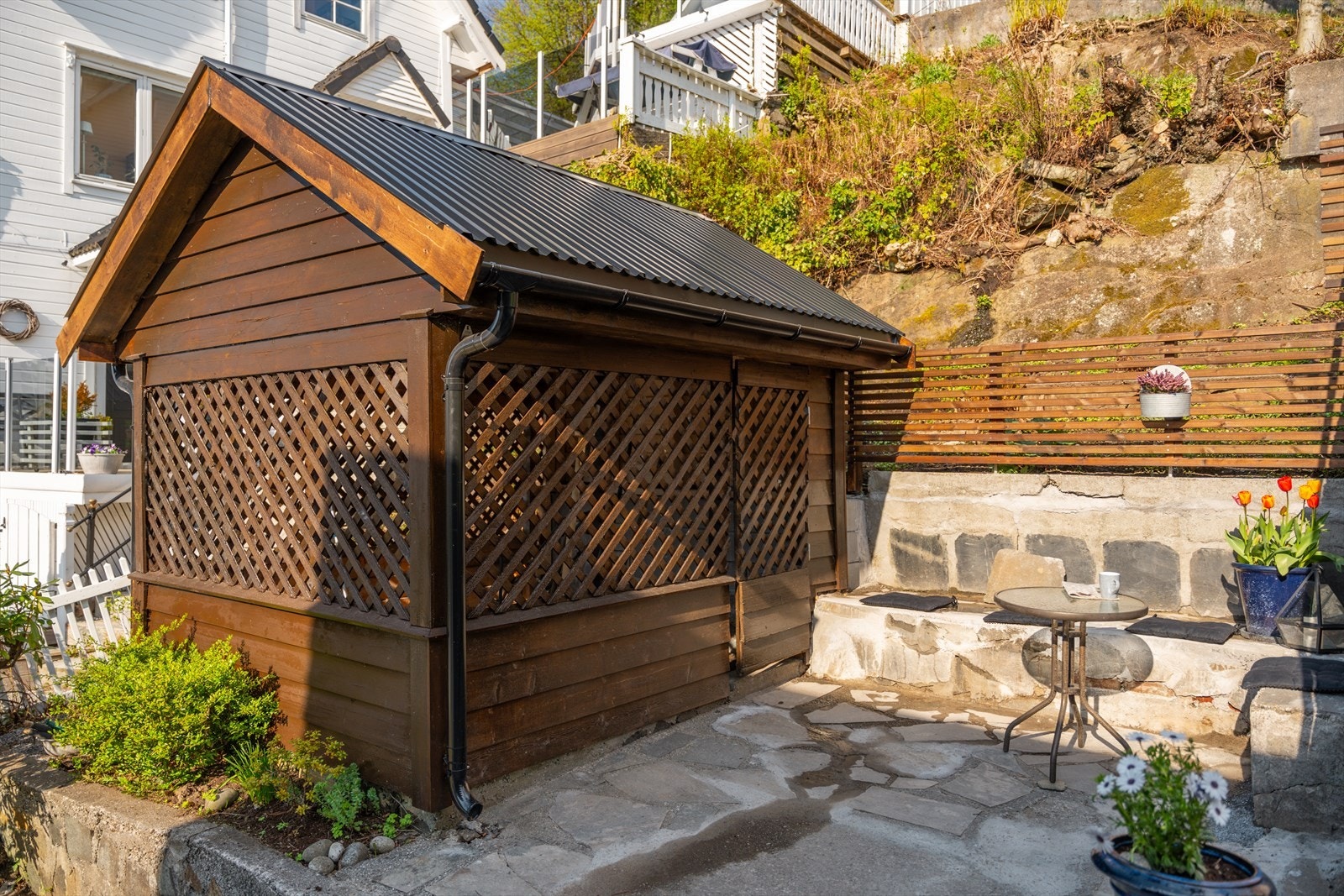 Utvendig redskapsbod/vedbod. Galleribilde