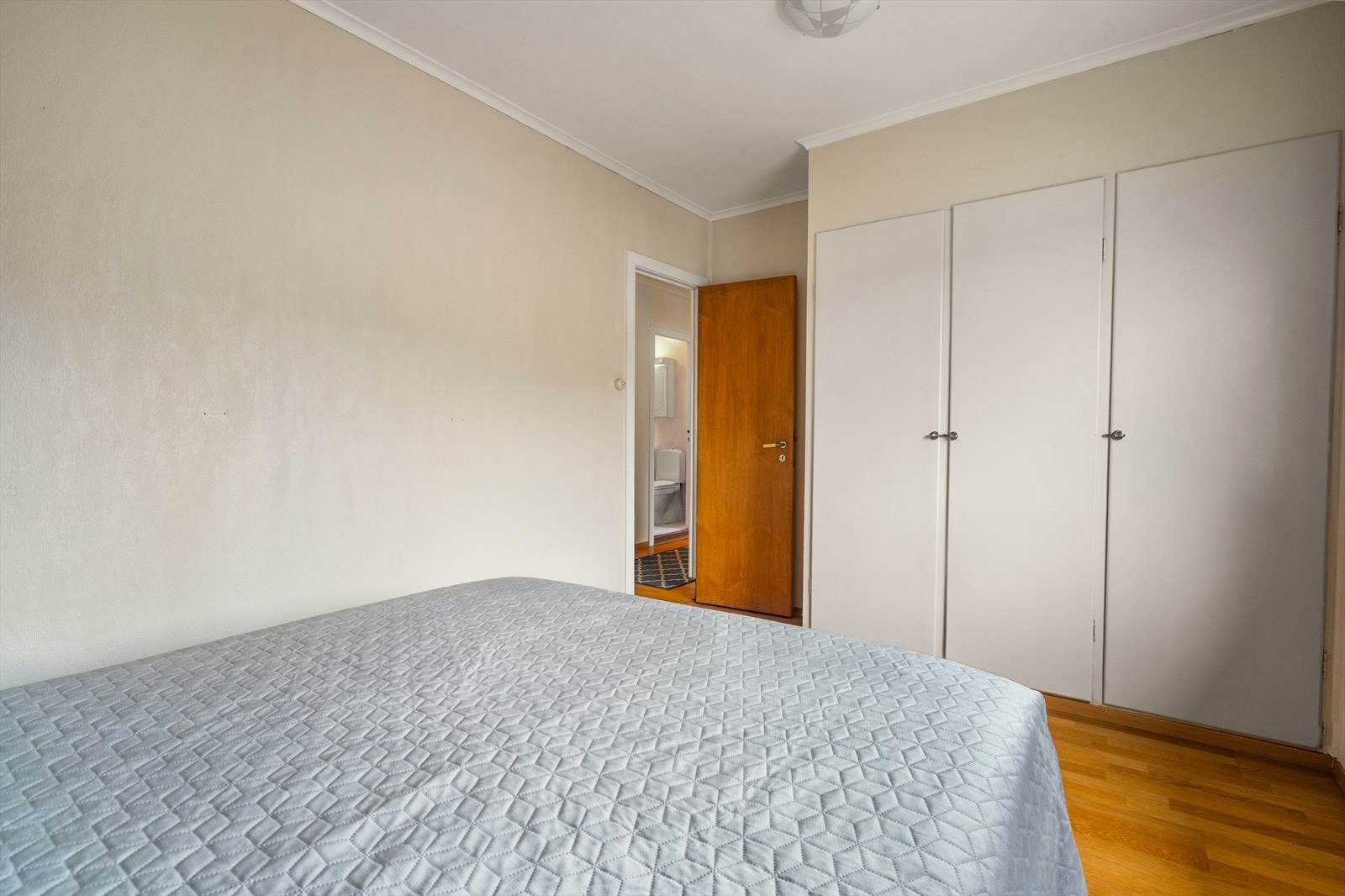 Stor integrert garderobeløsning gir gode oppbevaringsmuligheter. Galleribilde