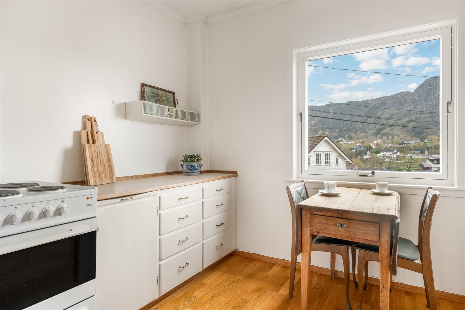 Kjøkkenet er målt til 8,6m² og har godt med naturlig lysinnslipp fra vinduet. Galleribilde