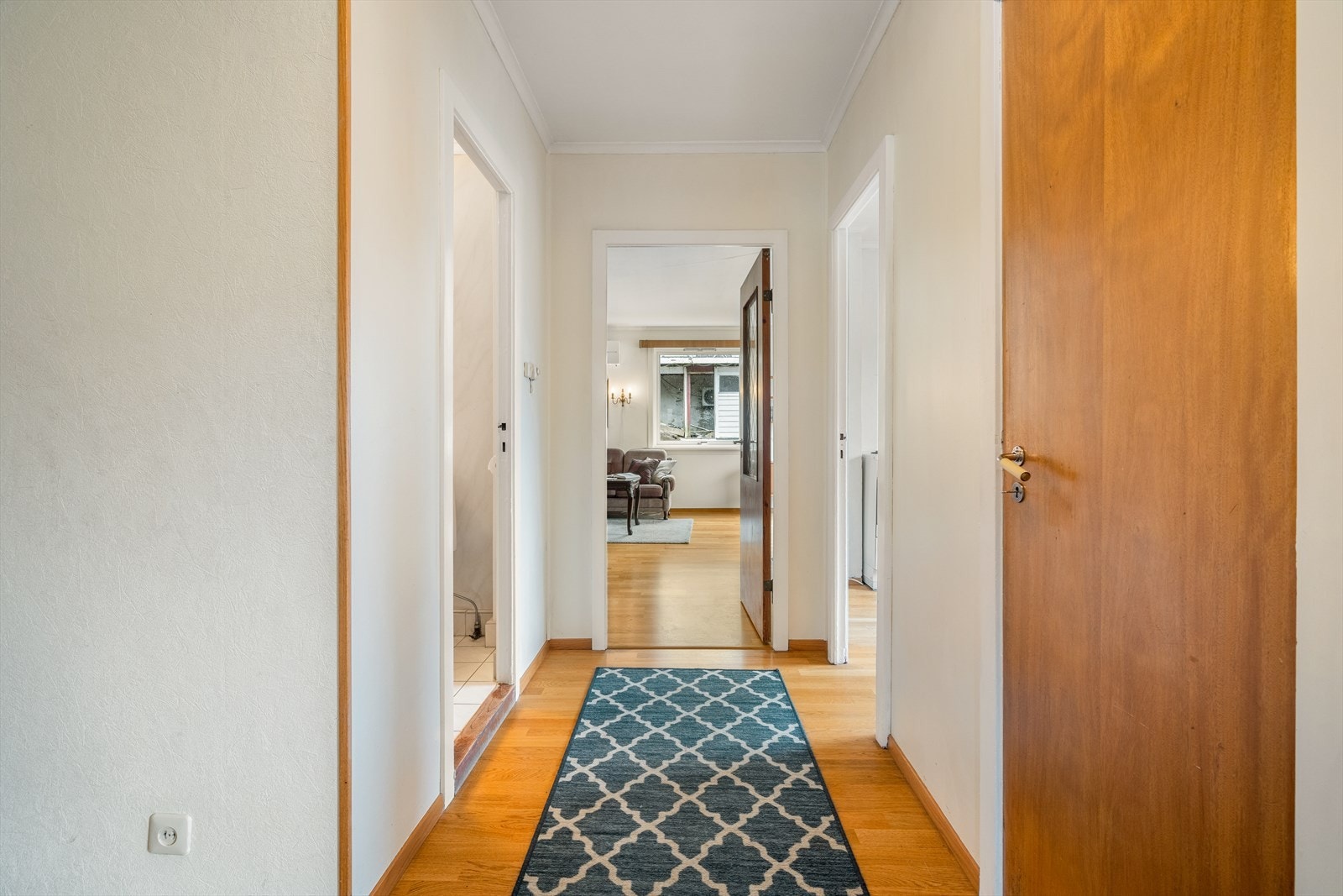 Fra gang har man tilgang til alle rom i hovedetasjen. Galleribilde