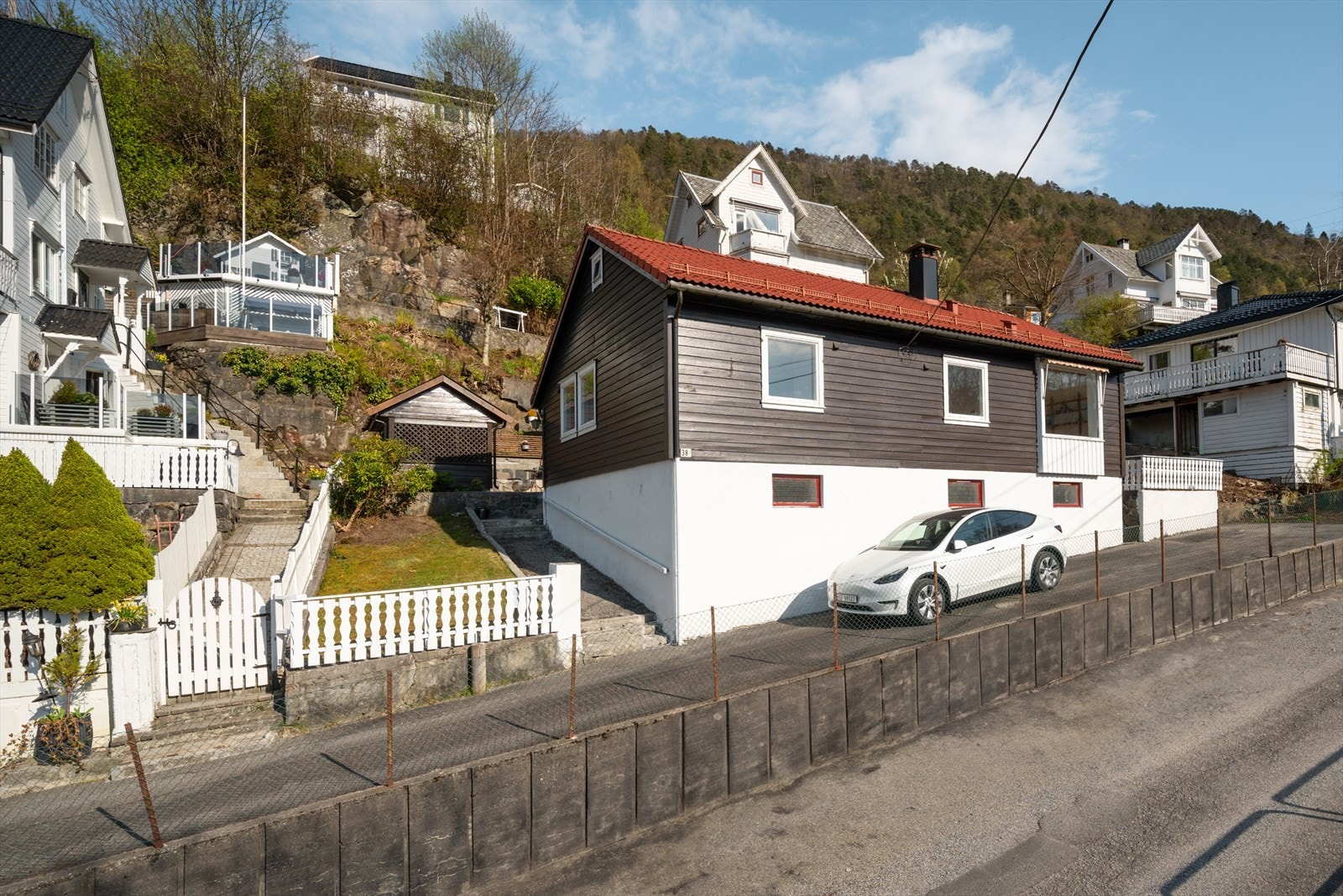 Gode parkeringsmuligheter like utenfor boligen. Galleribilde