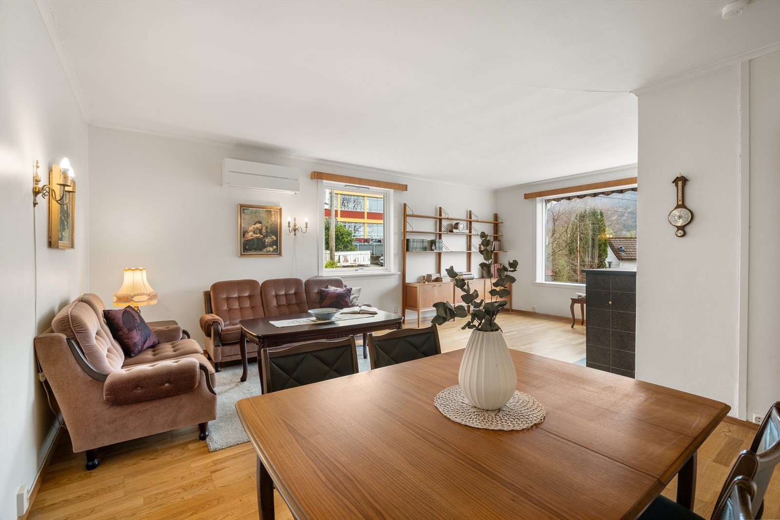 Her har man god plass til både spisebord og sofakrok. Galleribilde