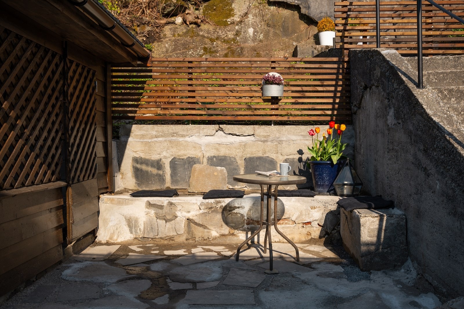 Det er flere solfylte uteområder på tomten. Galleribilde