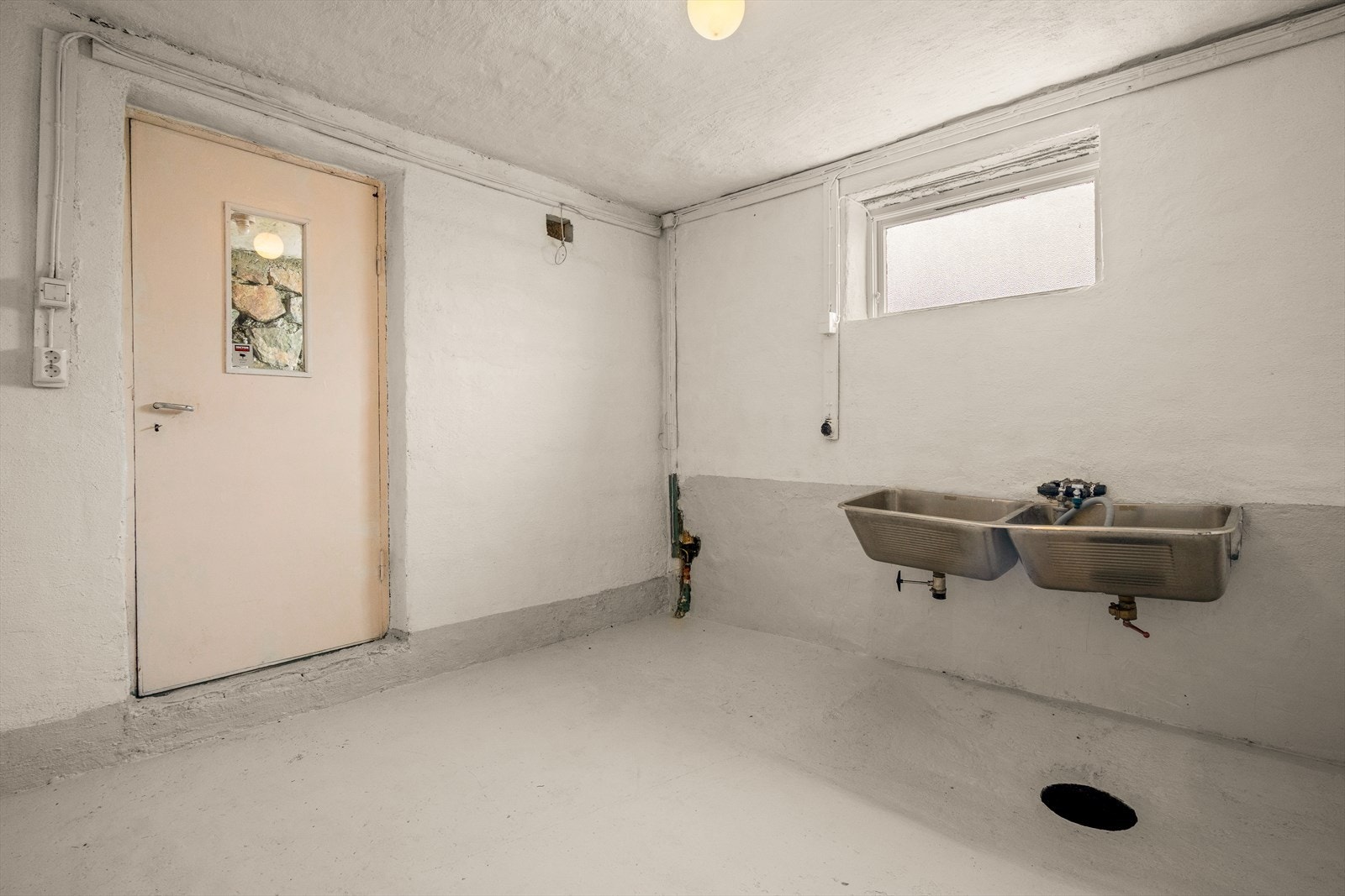 Vaskekjelleren måler 11m² og har utgang. Galleribilde