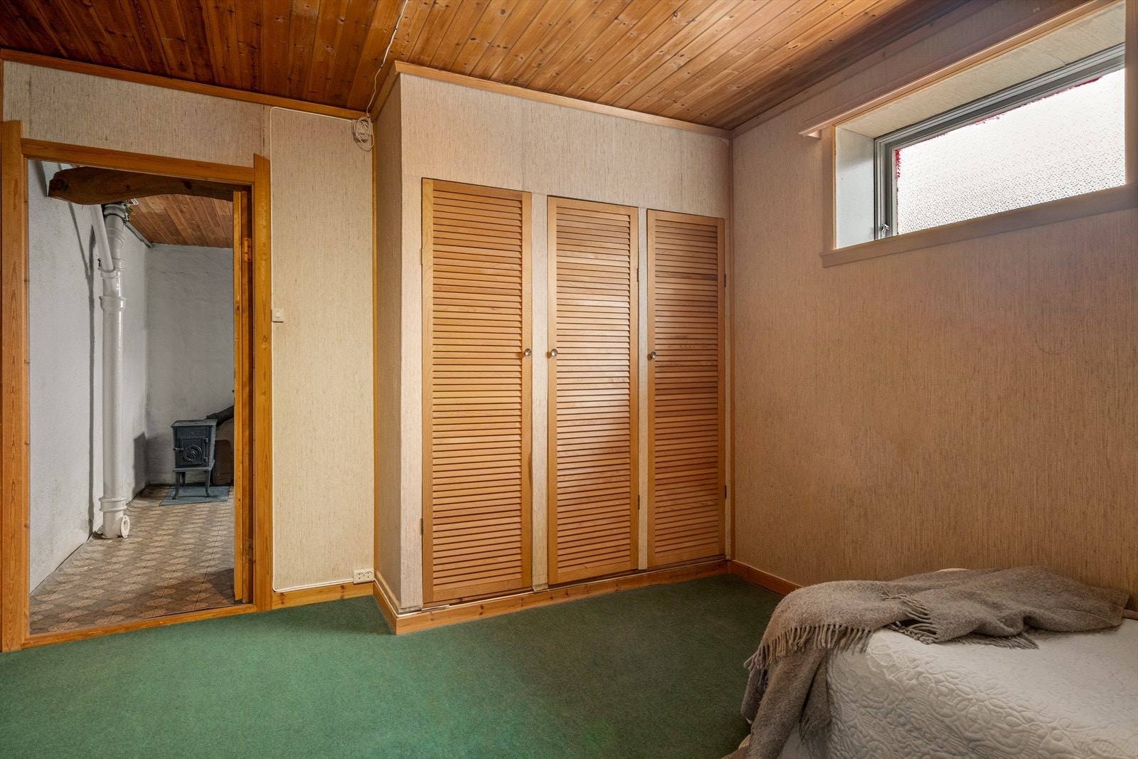 Garderobeløsning i kjellerstue. Galleribilde