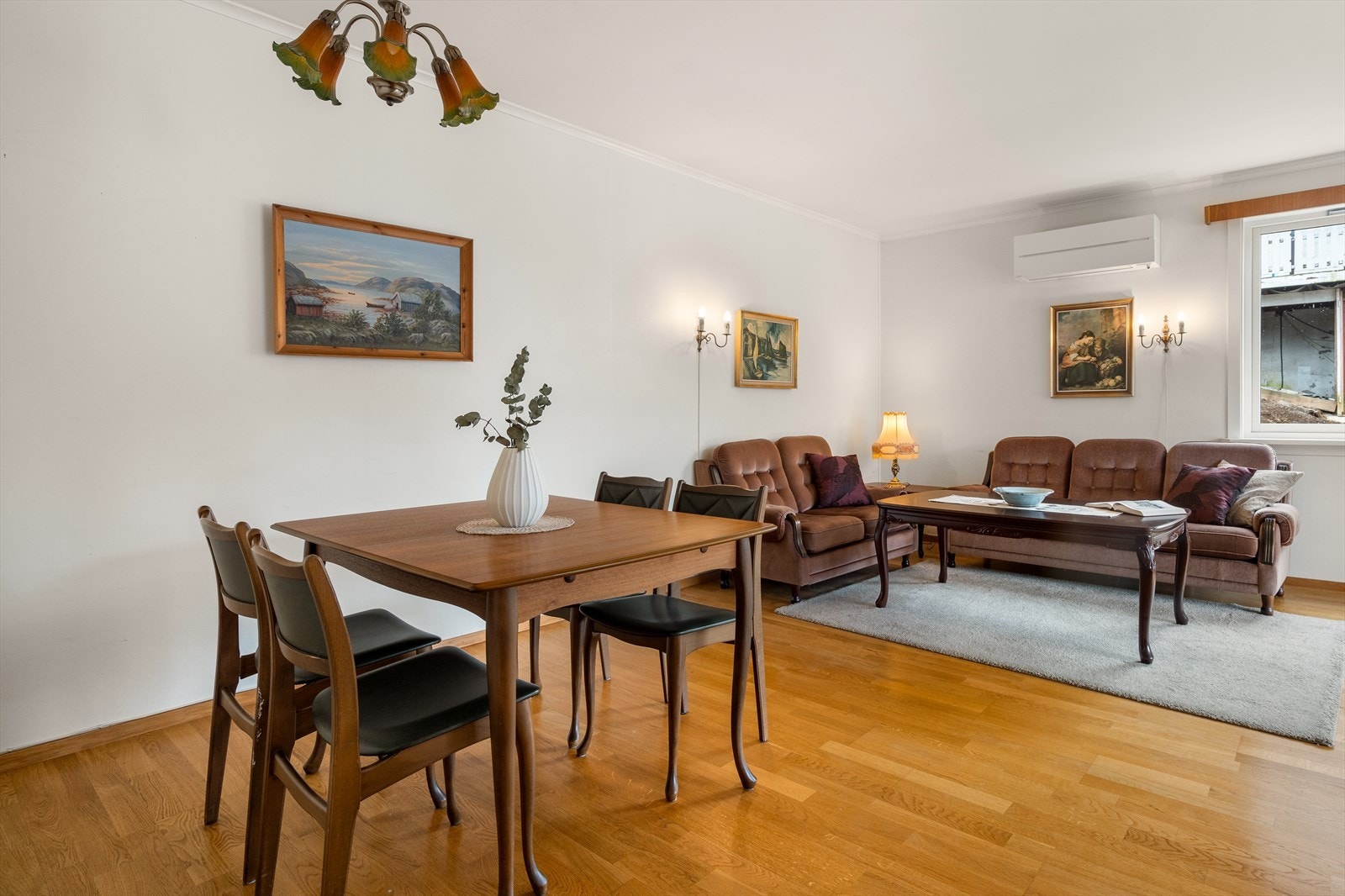 Romslig stue målt til 29,1m² gjør det enkelt å innrede etter ønske. Galleribilde