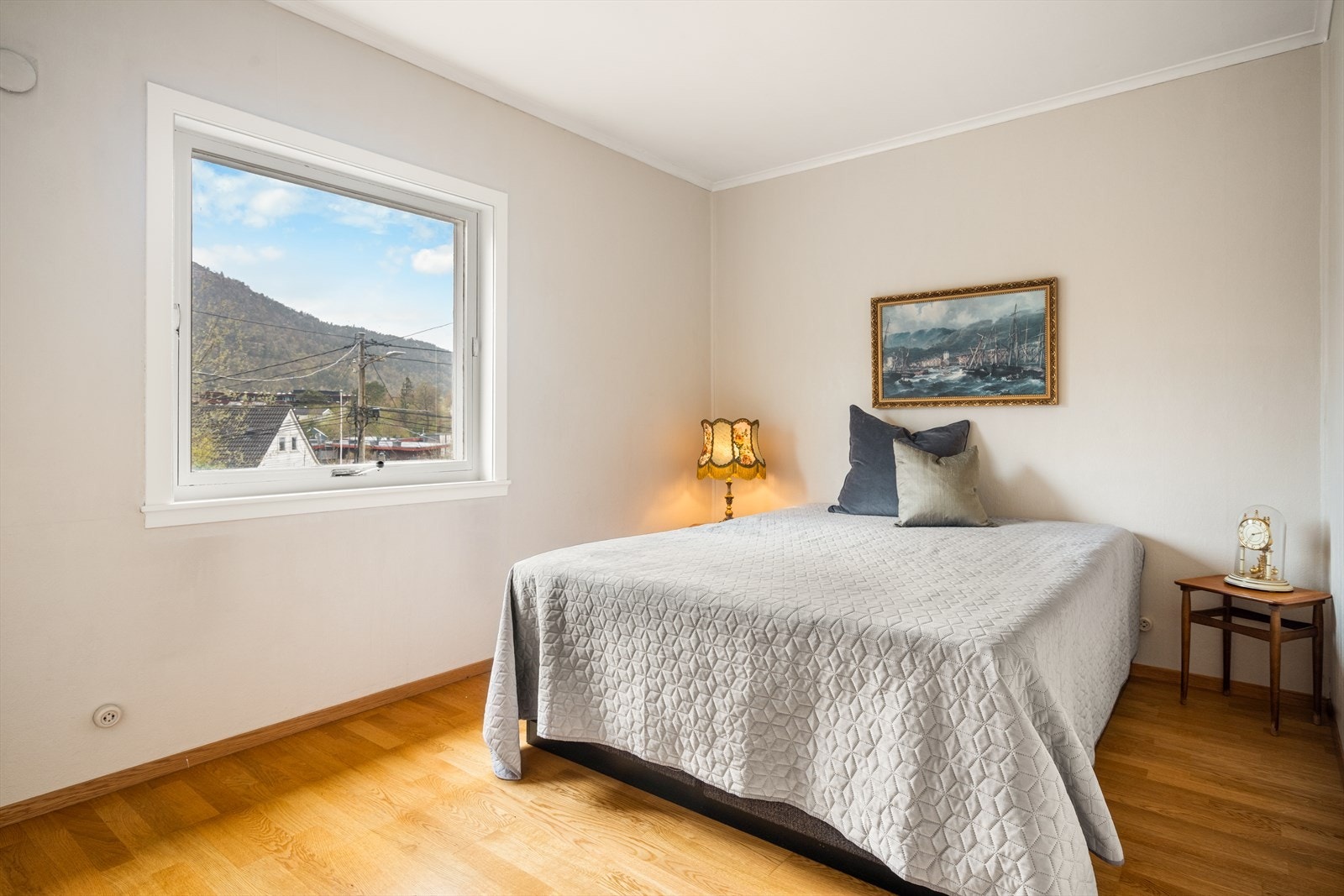 Hovedsoverommet har god plass til dobbeltseng, nattbord og garderobeløsning. Galleribilde