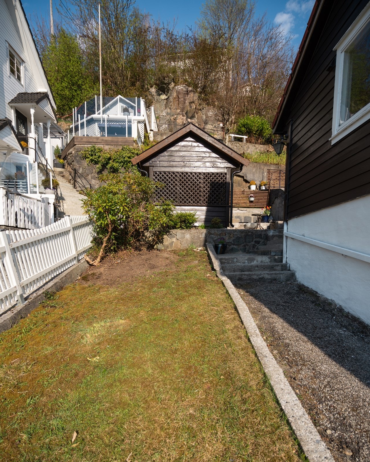 Tomten fremstår som pent opparbeidet med flere soner. Galleribilde