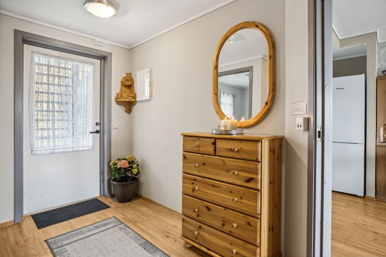 Leiligheten entrés inn i en gang med plass til oppbevaringsmøblement til yttertøy og sko. Fra gangen har man tilgang til en innvendig praktisk bod. Galleribilde