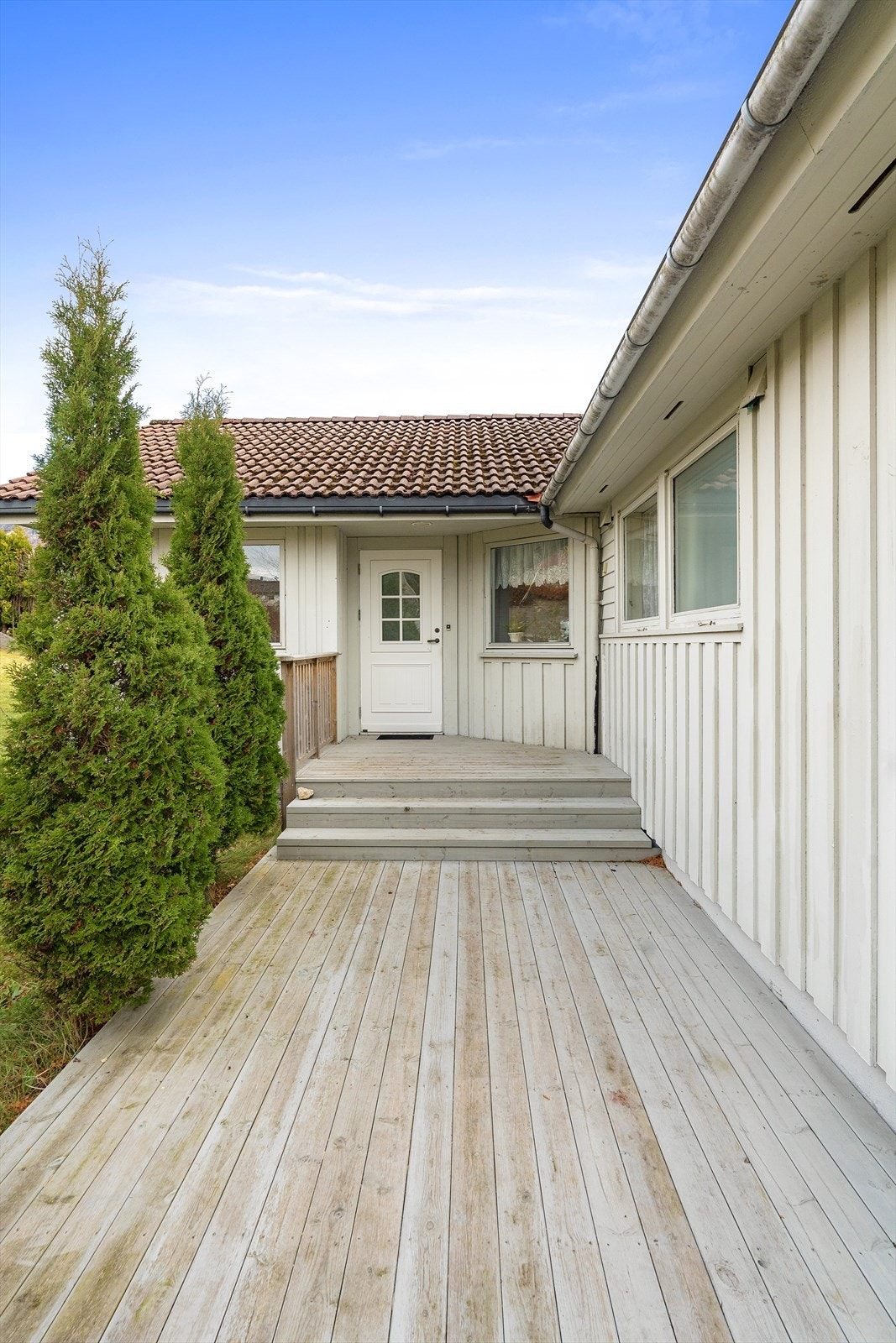 Nyere terraseplatting inn mot inngangspartiet. Her kan ettermiddag og kveldssol nytes. Galleribilde