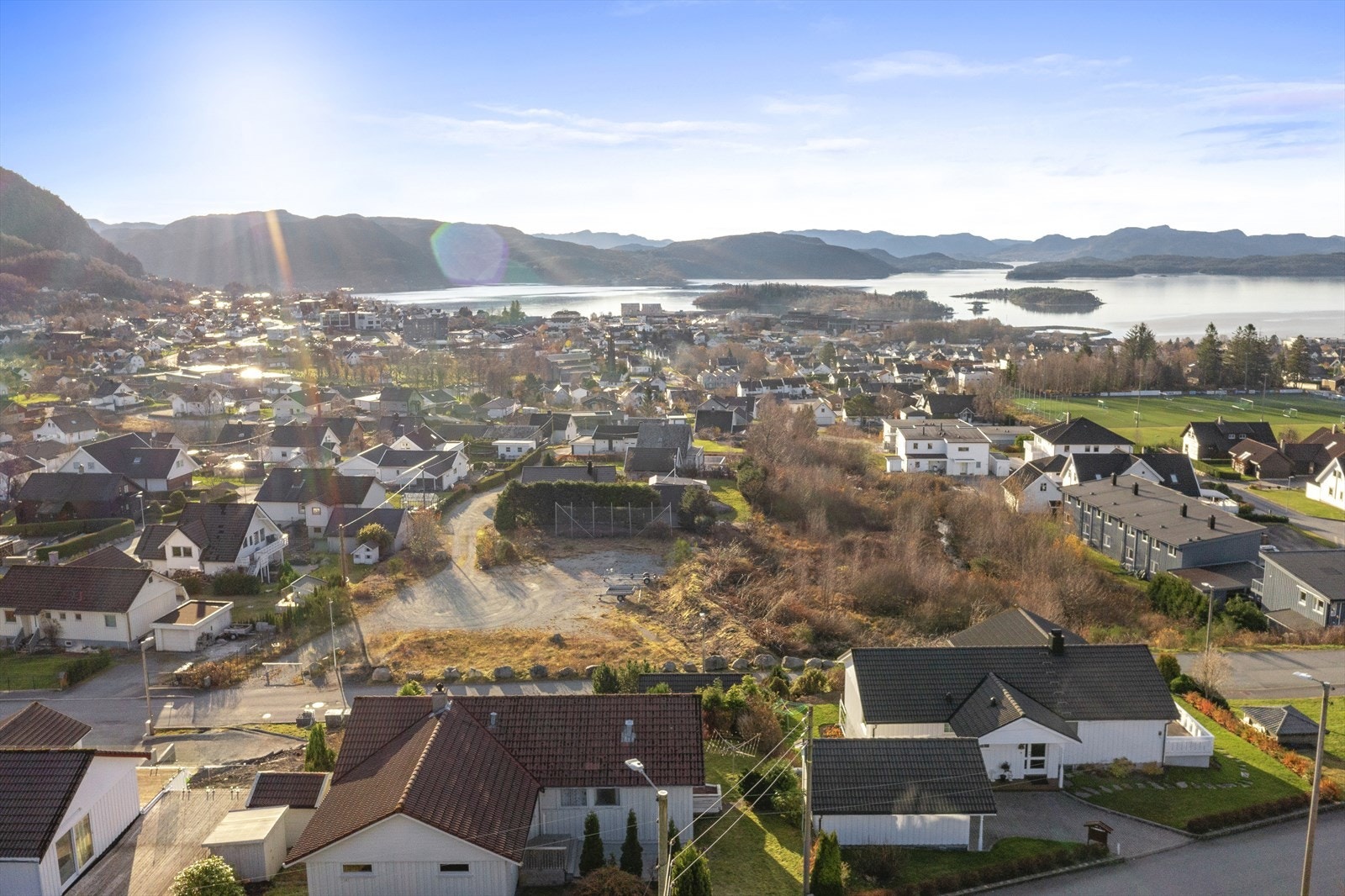 Oversiktsbilde utover Jørpeland sentrum og Jørpelandsholmen. Galleribilde