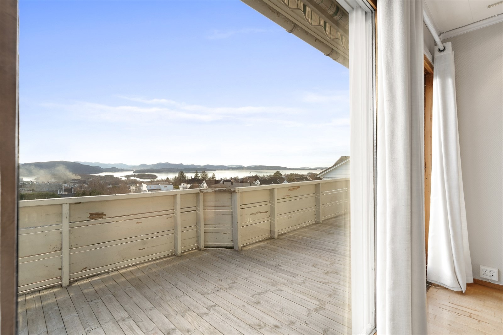 Nyere terrassebord fra 2019. Vedlikehold og maling trengs på rekkverk. Galleribilde